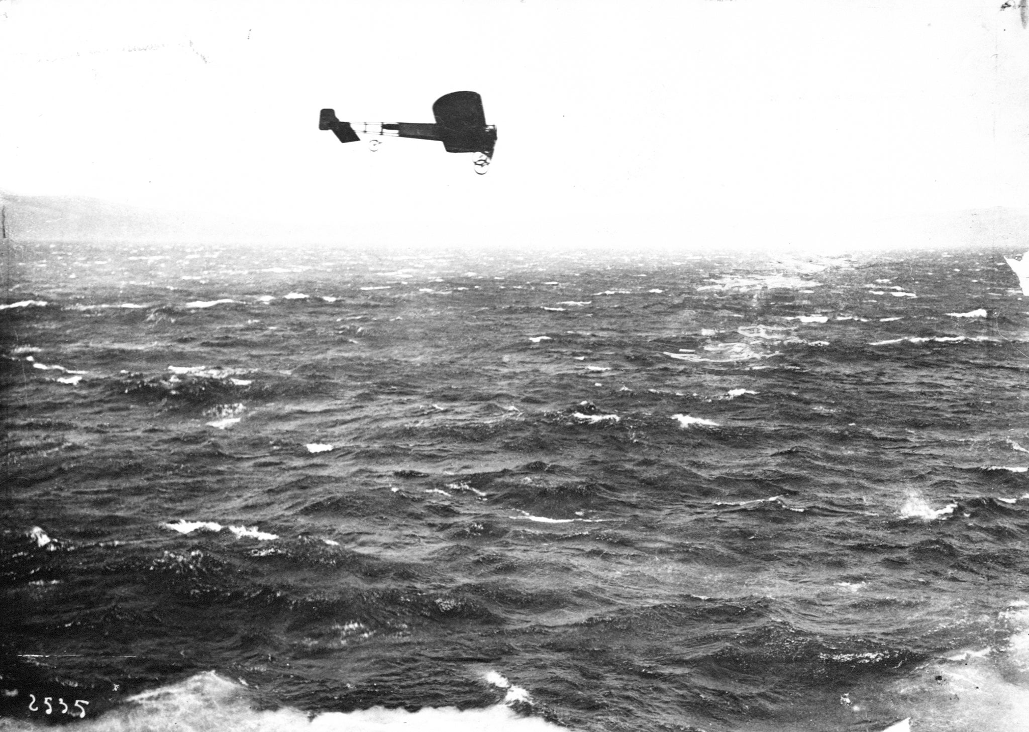 Aeroplane 1909 Der Fliegerpionier Louis Blériot schreibt mit dem ersten Flug über den Ärmelkanal Geschichte