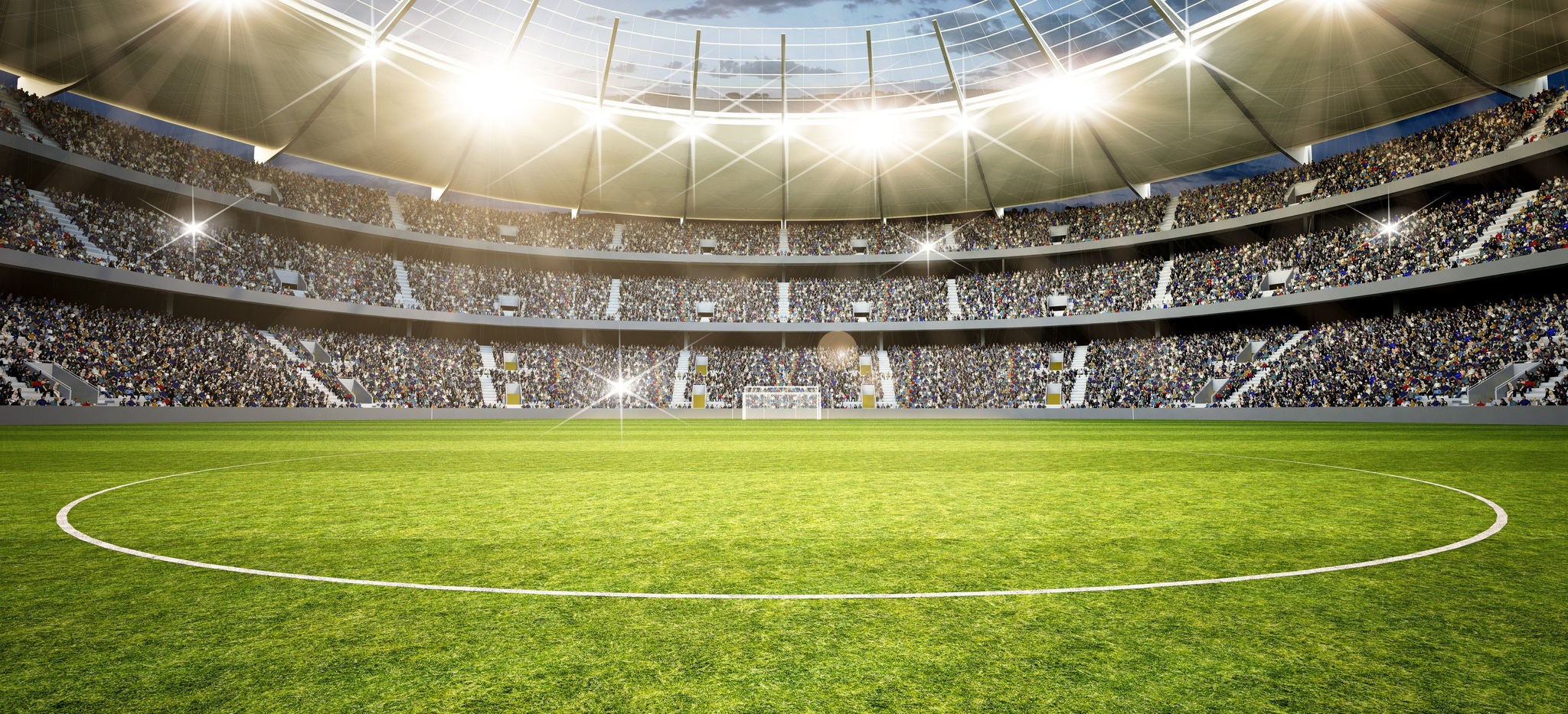 Stadion mit Rasen im Vordergrund