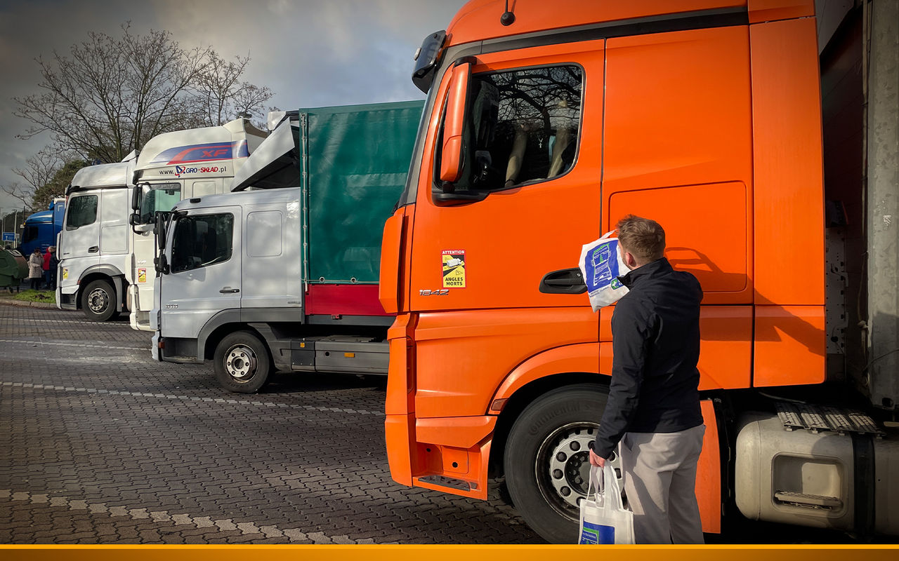 An Weihnachten gestrandet: Continental & DocStop verteilen Geschenke an Trucker