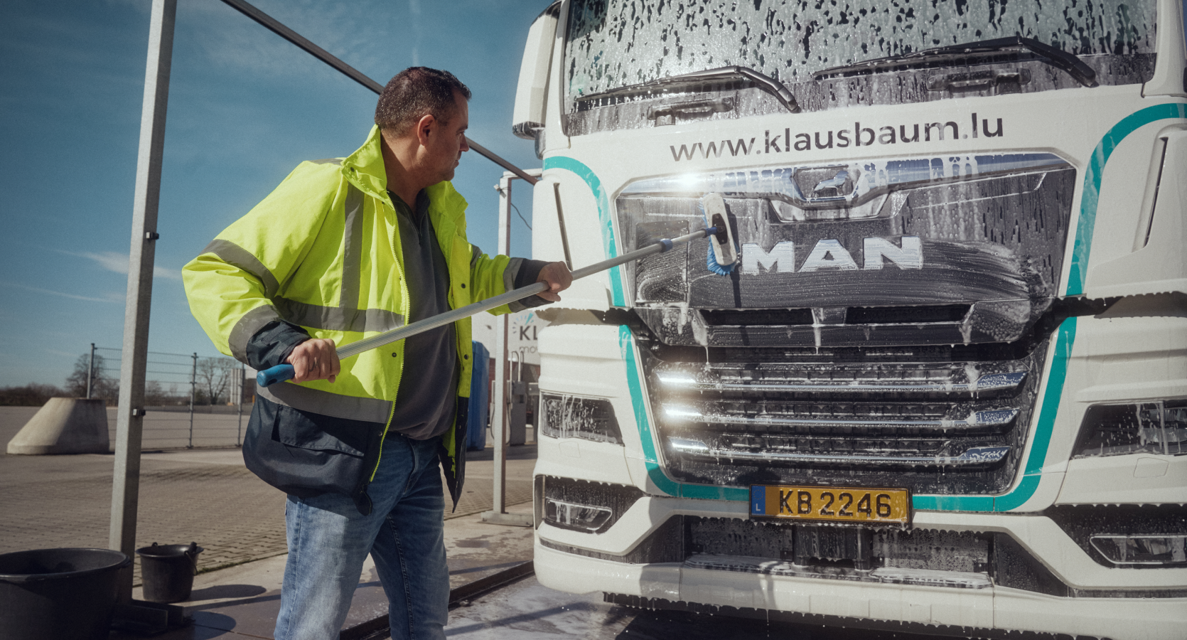 Ein Arbeiter reinigt einen Lkw