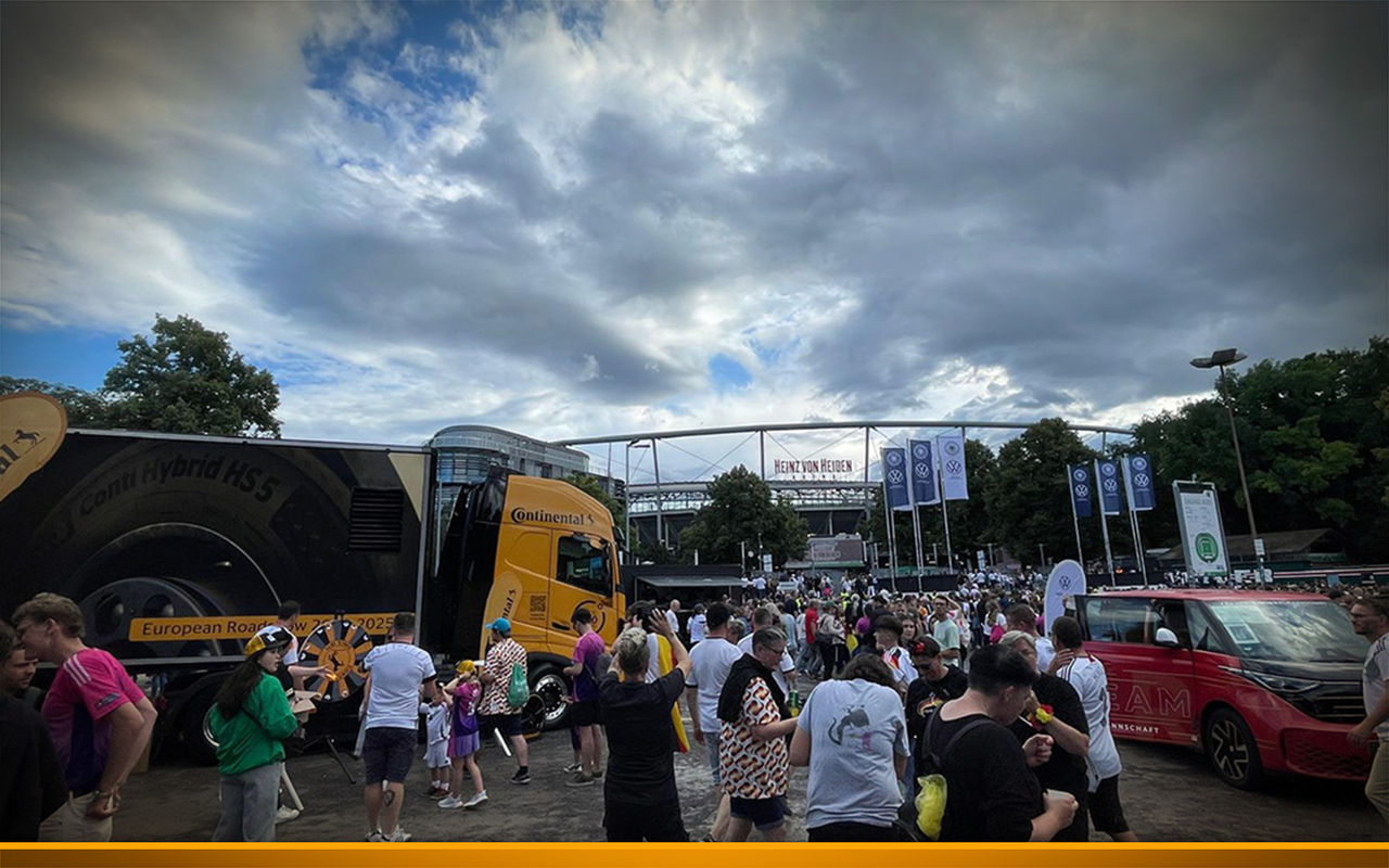 Der Roadshow-Truck zu Besuch bei einem internationalen Fußballspiel