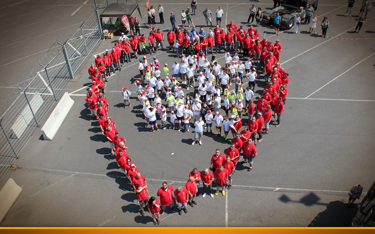Ruf Teddybär eins-vier „in Echt“: Kraftfahrerinitiative „Bewegen mit Herz“ erfüllt Kinderträume